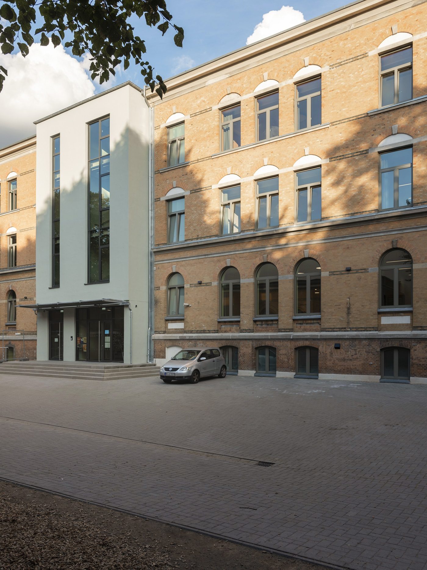 Neues Treppenhaus im Innenhof der Schule