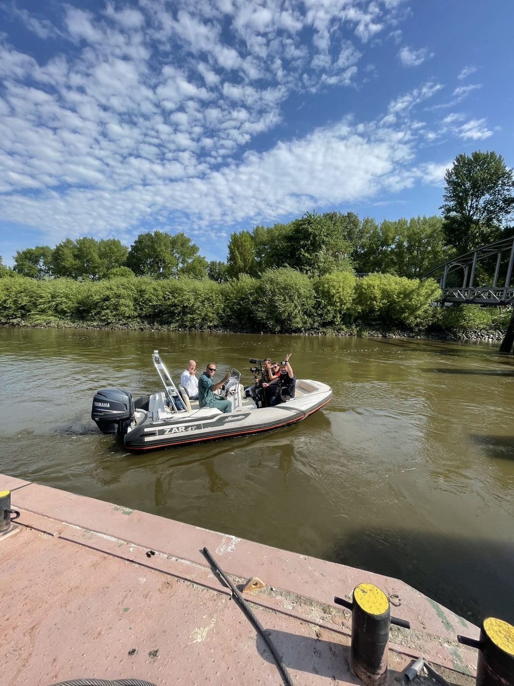 Schlauchboot mit Filmteam auf der Elbe
