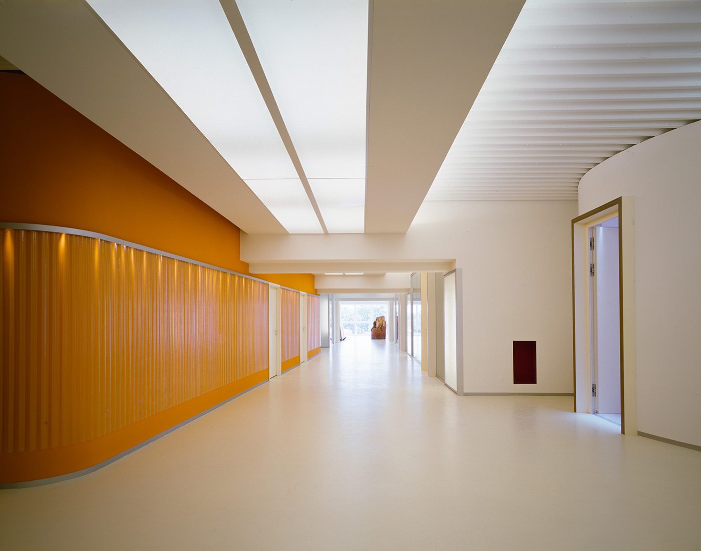 Flur mit orangefarbener Wand in der Firmenzentrale Olsen