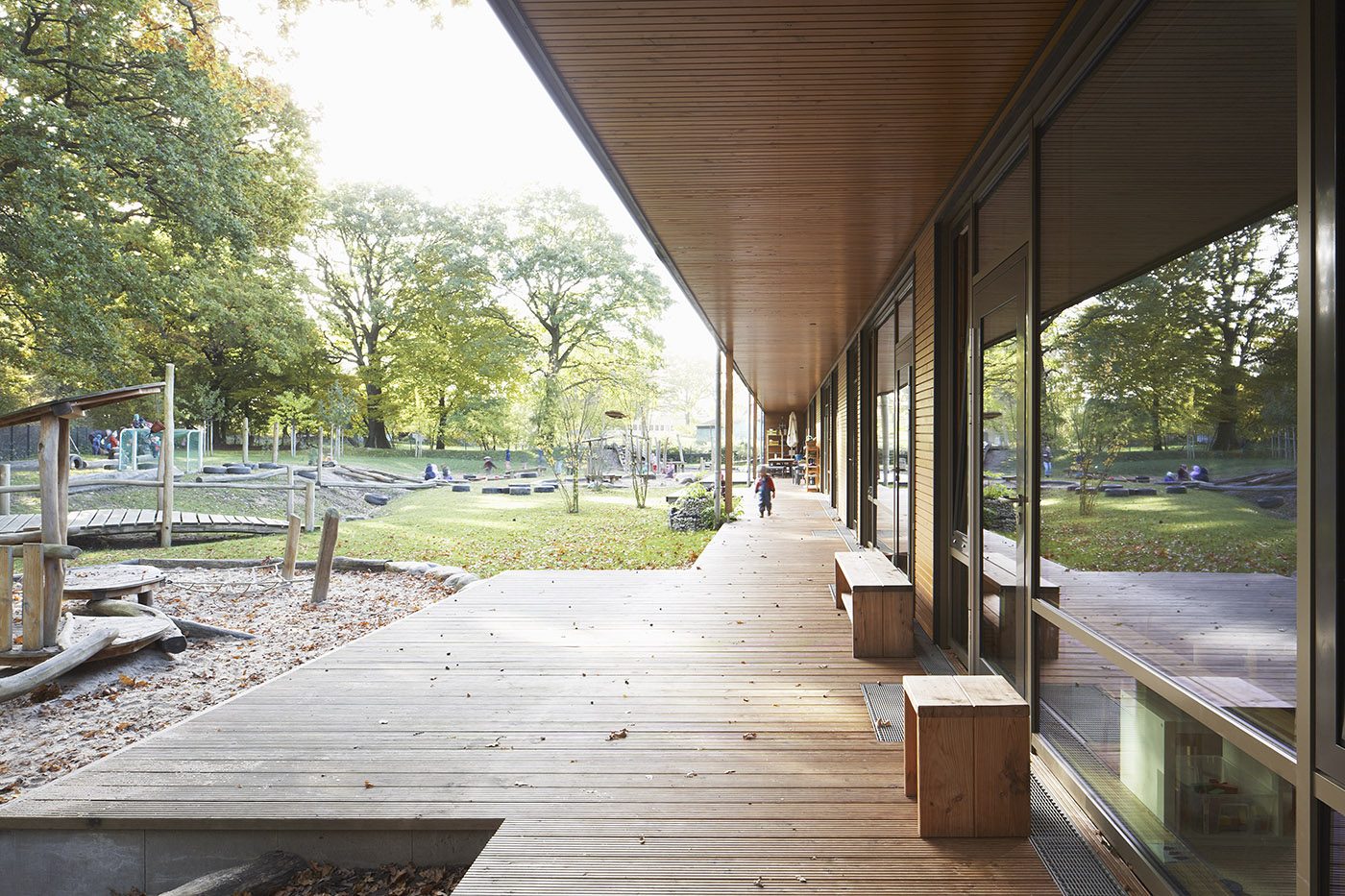 Holzveranda der Kita Otto-Hahn-Straße mit Blick in den Garten