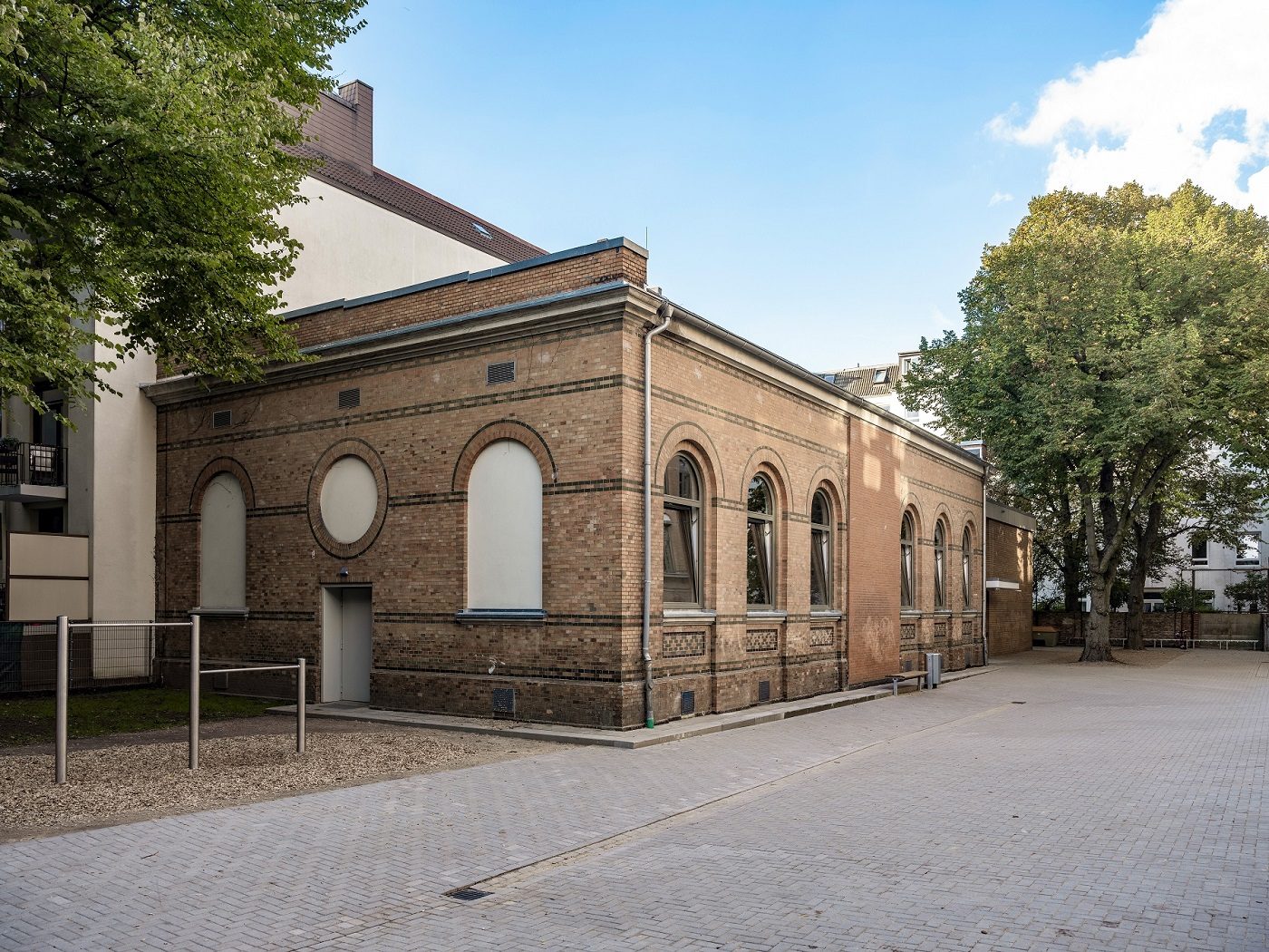 Backsteinbau der Turnhalle von außen