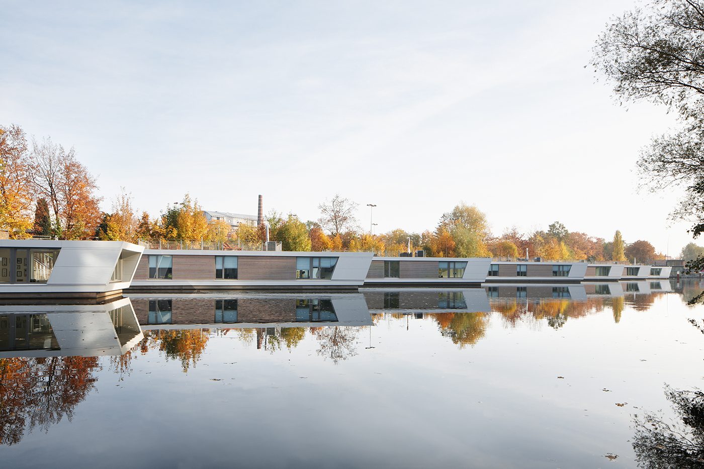 Reihe der schwimmenden Häuser auf dem Kanal