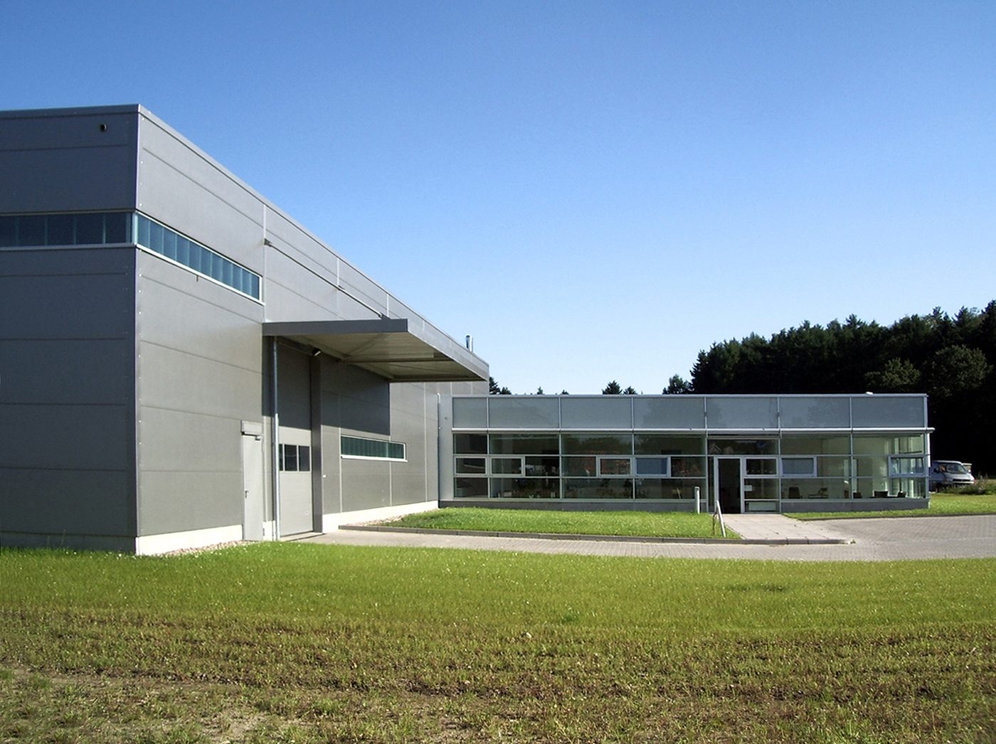Bürobau und Produktionshalle von Pharmapur in Trittau