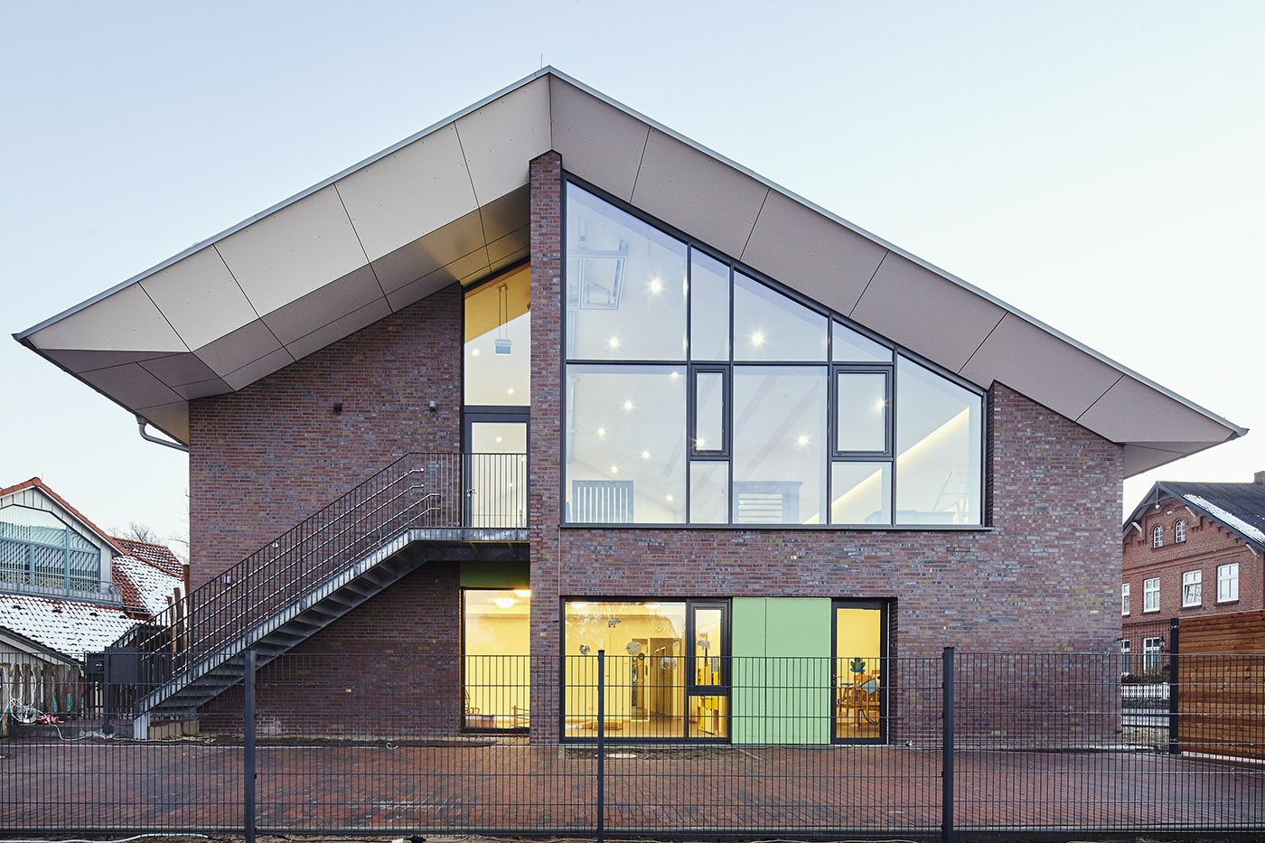 Kita Delingsdorf mit Klinkerfassade und großem schützendem Dach