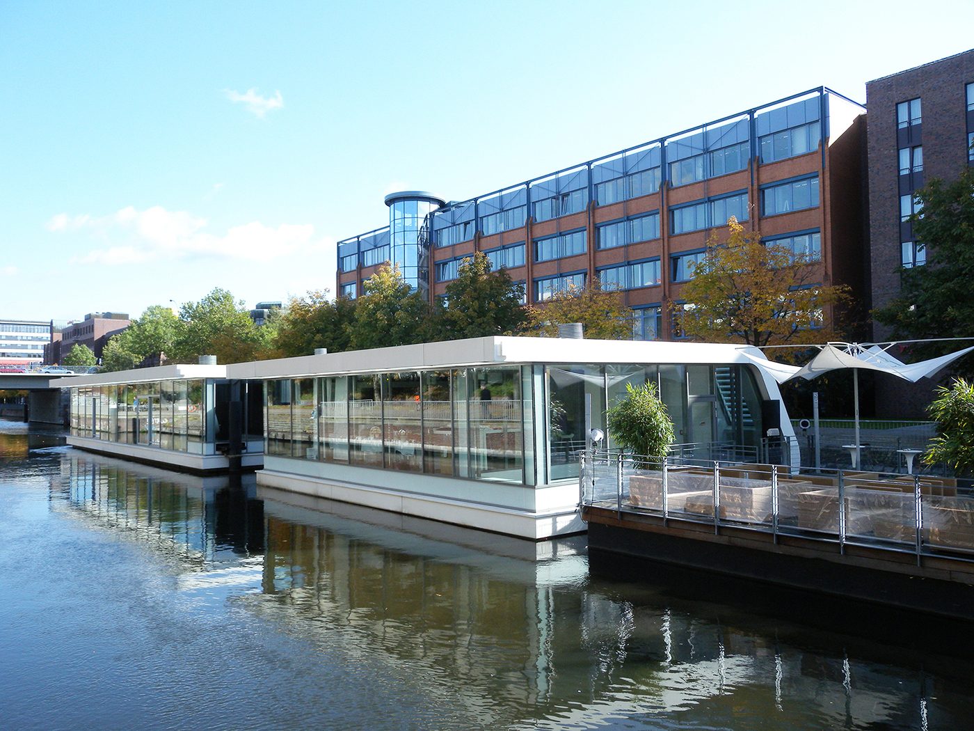Schwimmendes Konferenzzentrum Floating Experience am Mittelkanal