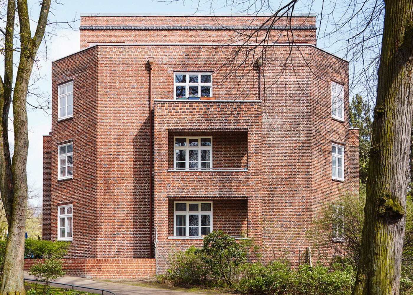 Sanierte Backsteinfassade in der Gustav-Leo-Straße