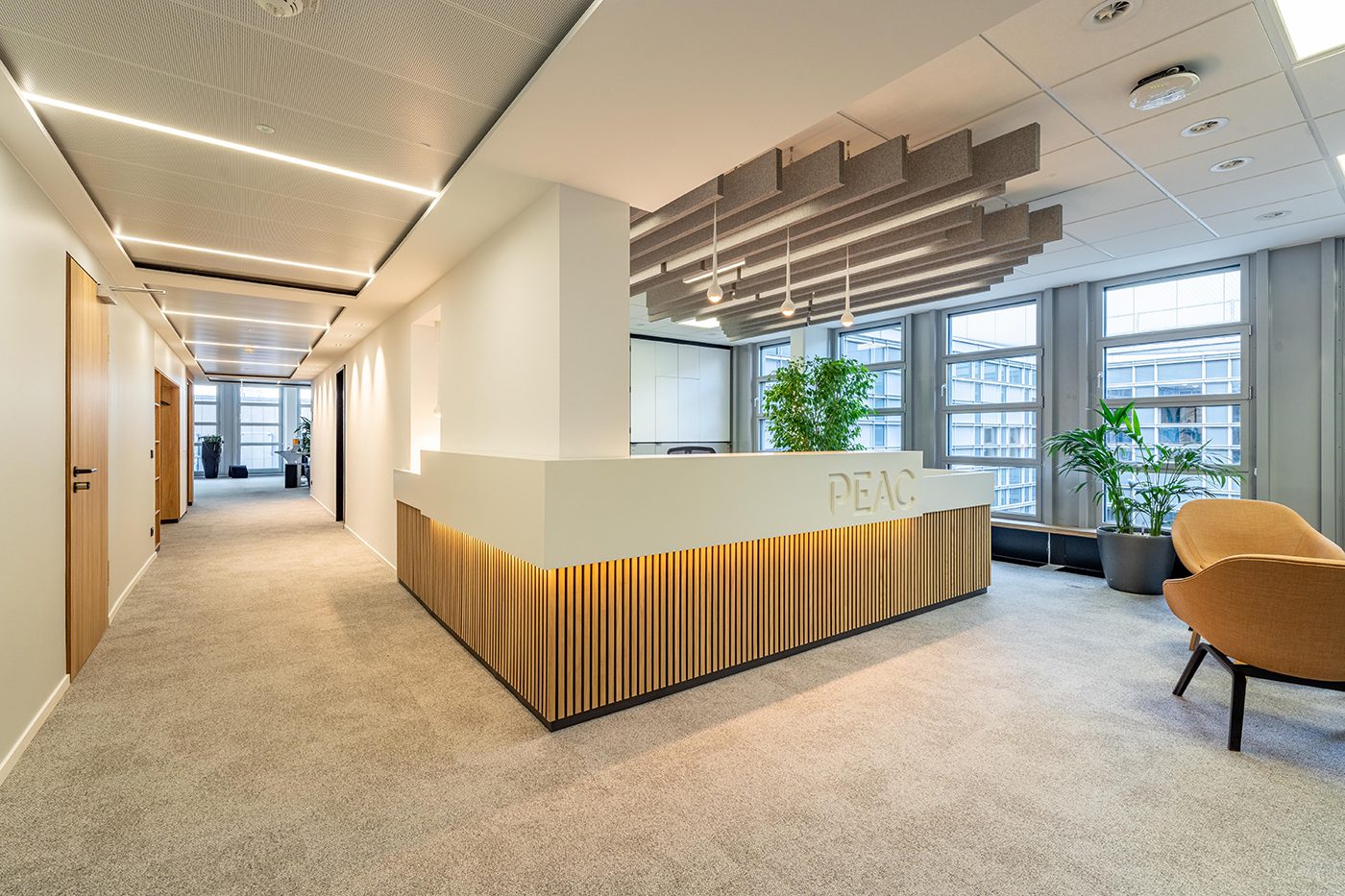 Empfangsbereich mit Holztresen im umgebauten Büro