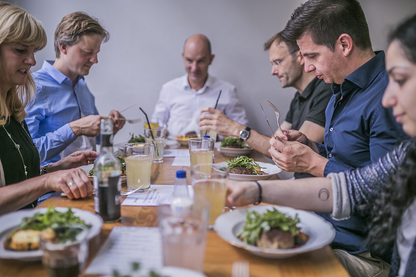 Das AMF-Team beim gemeinsamen Essen im Büro