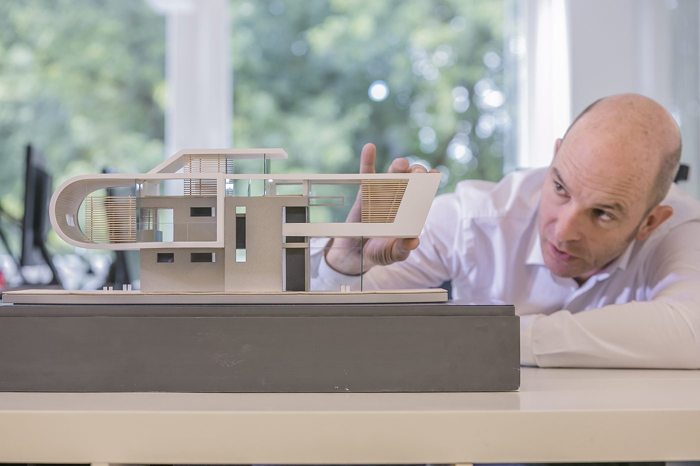 Architekt arbeitet an einem Modell