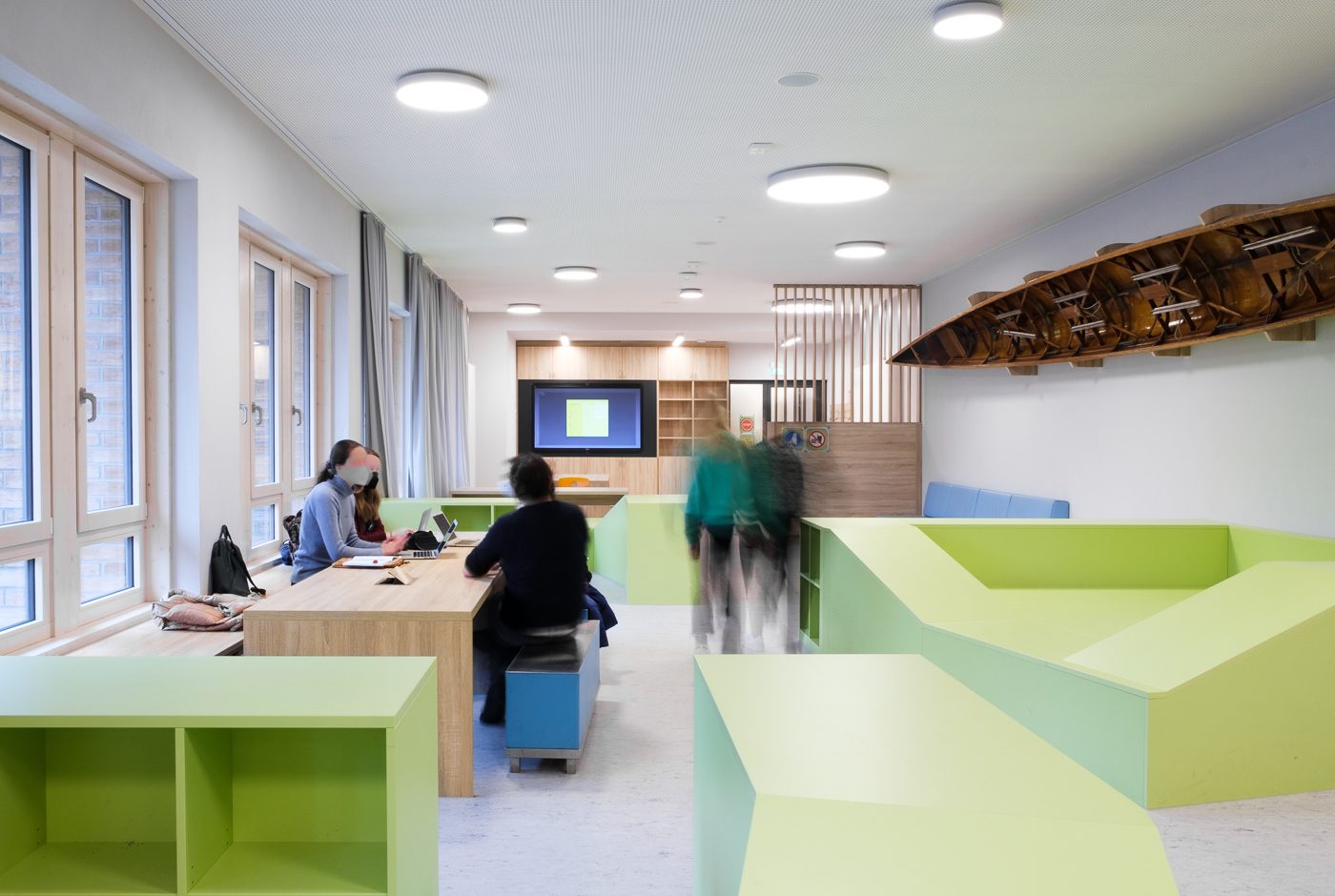 Refugium im Wilhelm-Gymnasium mit grünen Sitzmöbeln